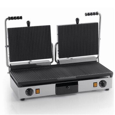 Double electric grill with cast iron and grooved plates. Model: PDR3000 - Fama industrie
